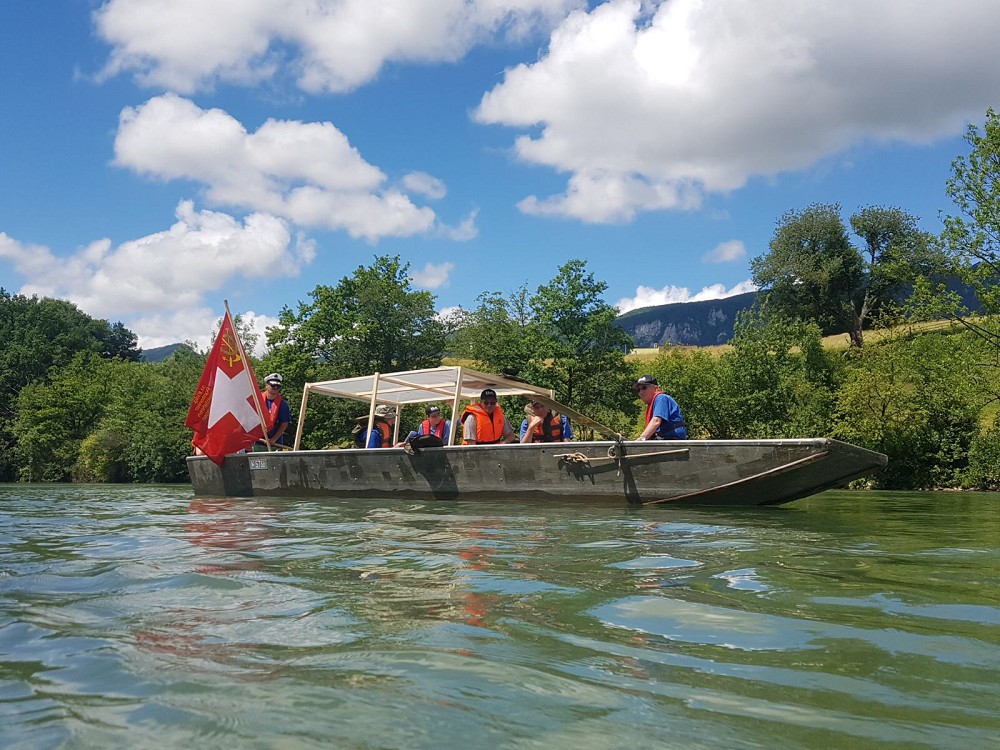 unterwegs auf dem Wasser mit dem Sonnendach